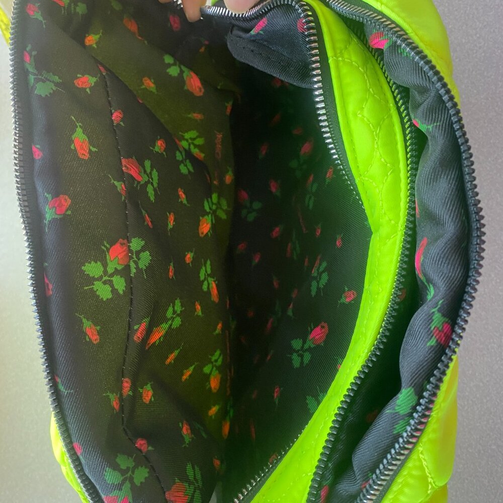 Betsey Johnson Quilted Heart Double Zip Large Green Makeup Bag 12.5" L x 9"H x 4 - Picture 7 of 10